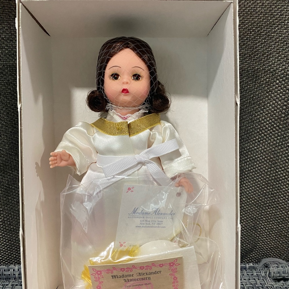 Madame Alexander Brunette Graduate (1999)